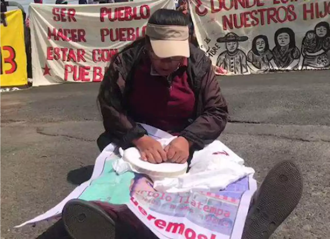 Padres de los 43 de Ayotzinapa se plantan para exigir justicia