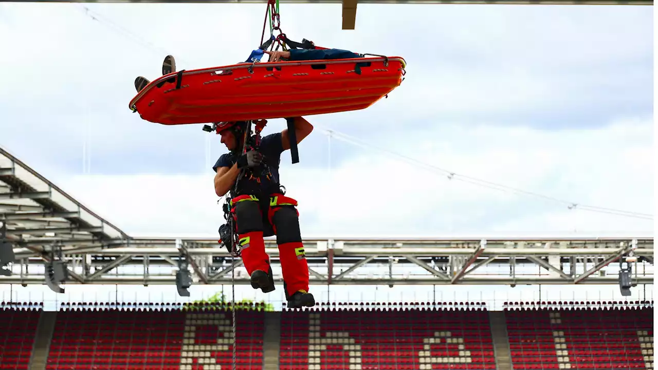 Ruhig und konzentriert: Höhenretter der Kölner Feuerwehr trainieren im Stadion