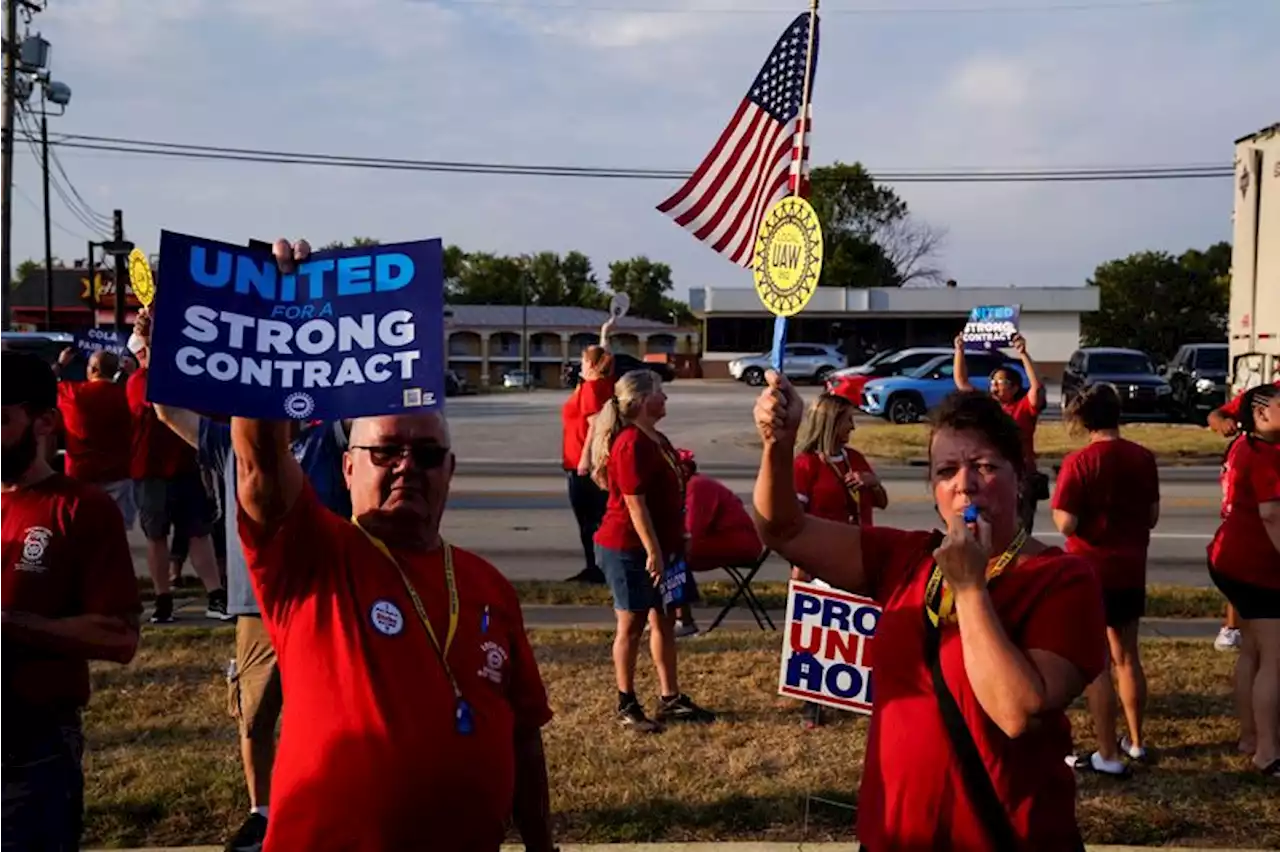 Detroit Three automakers enter final hours to avoid wider UAW strike