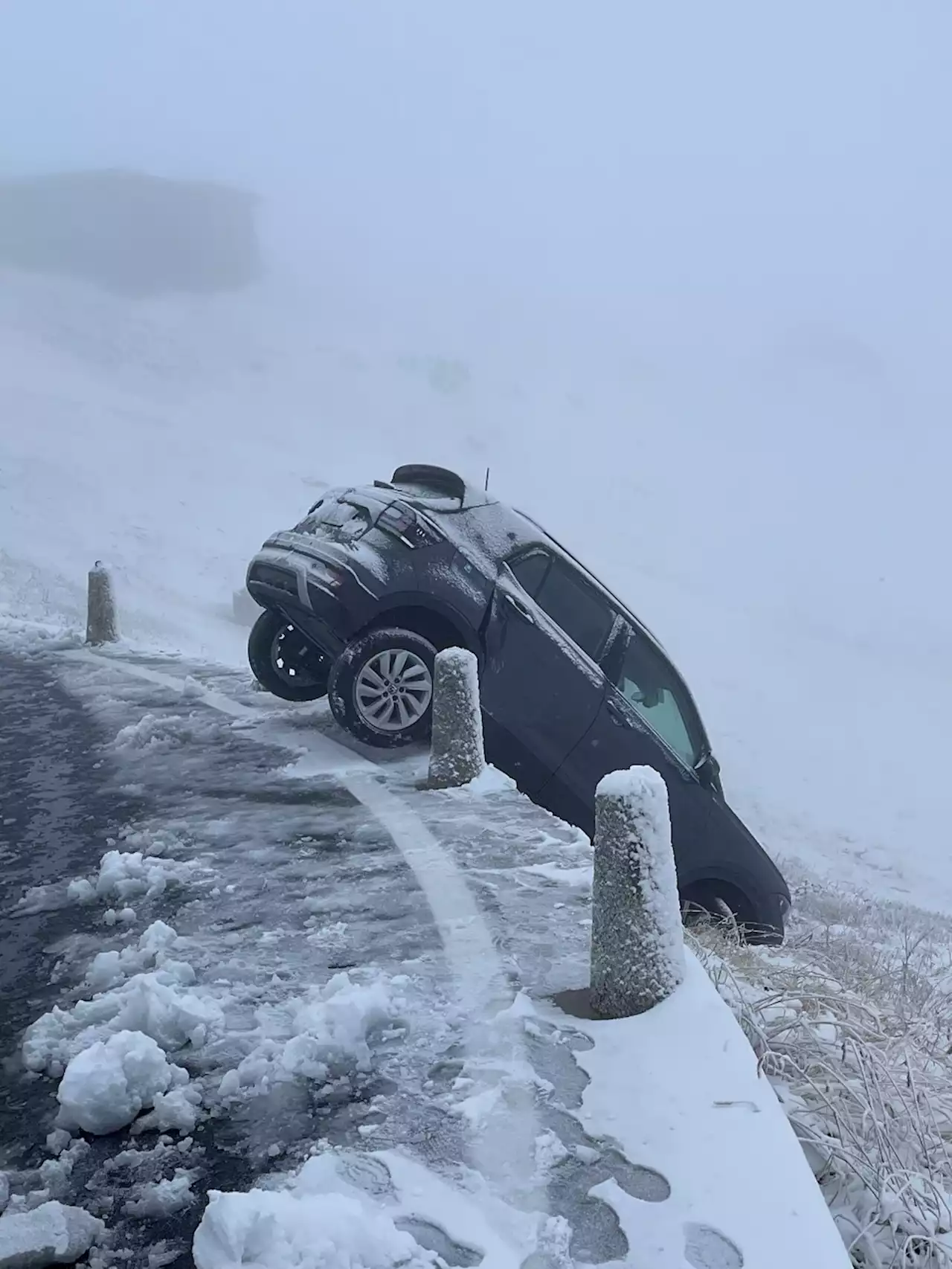 Furkapass: Auto rutscht von Strasse