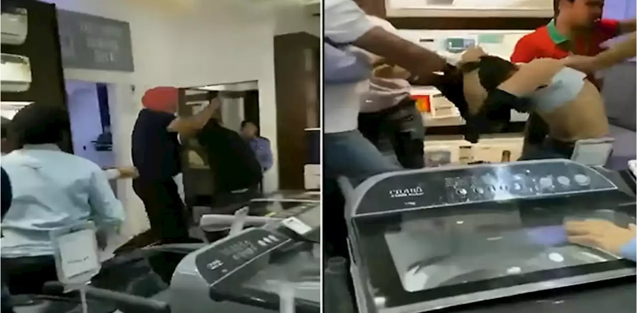 آئی فون 15 نہ دینے پر اسٹور ملازم کے کپڑے پھاڑ دیے گئے، ویڈیو وائرل