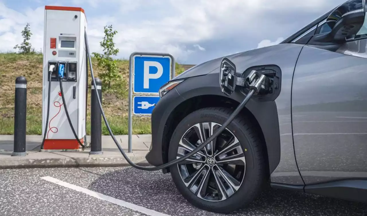 El motor presiona para que haya ayudas a la compra de coches eléctricos en 2024