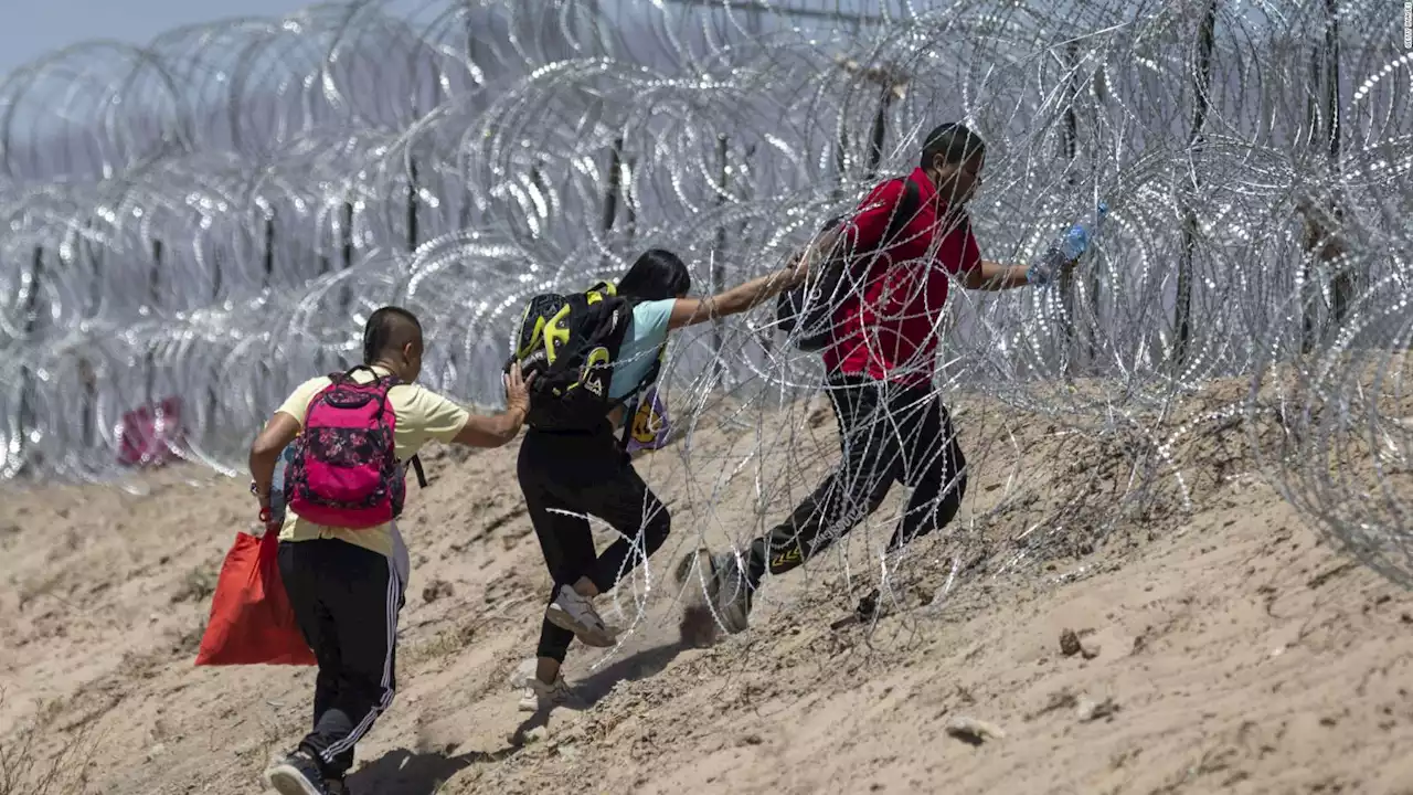 Migrantes atraviesan capas de alambres de púas para cruzar la frontera sur de Estados Unidos | Video