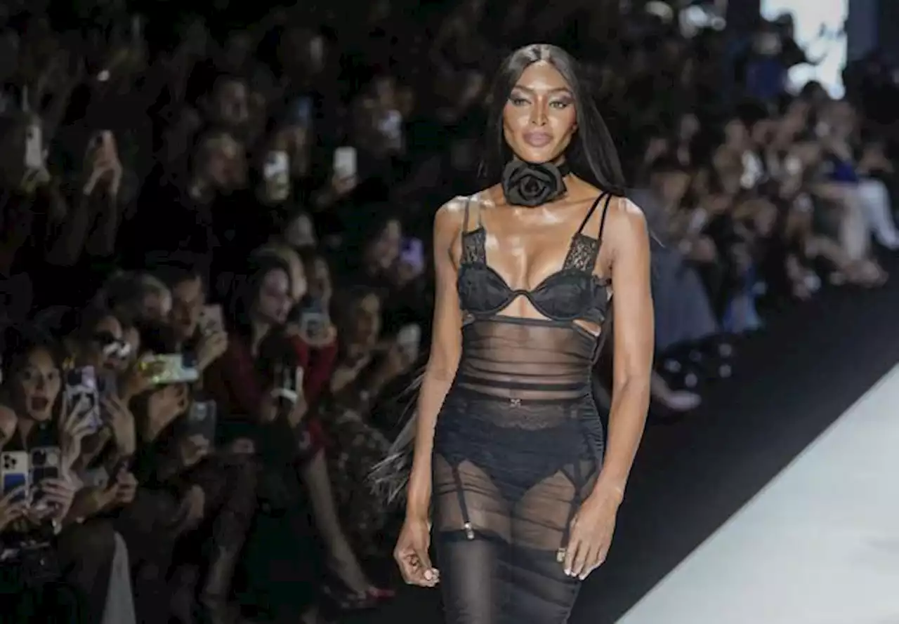 Dolce&Gabbana, Naomi manda in visibilio il pubblico in abito guepiere