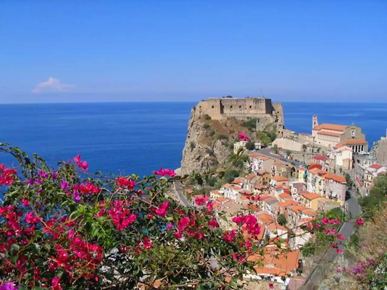 Scilla, vedetta calabra sullo Stretto di Sicilia