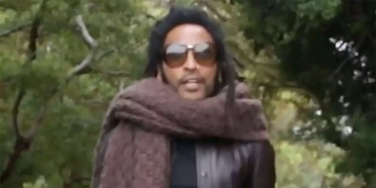 Lenny Kravitz's big viral scarf is back in his very first TikTok