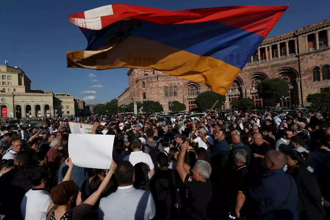 Силовики задержали в центре Еревана нескольких протестующих