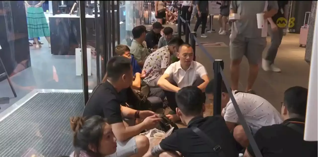 Hundreds of foreigners queue overnight in Singapore for iPhone 15 release