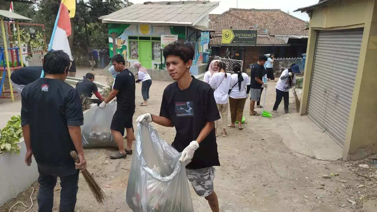 Ganjar Padjajaran Turun Tangan Bersihkan Lingkungan yang Langganan Banjir