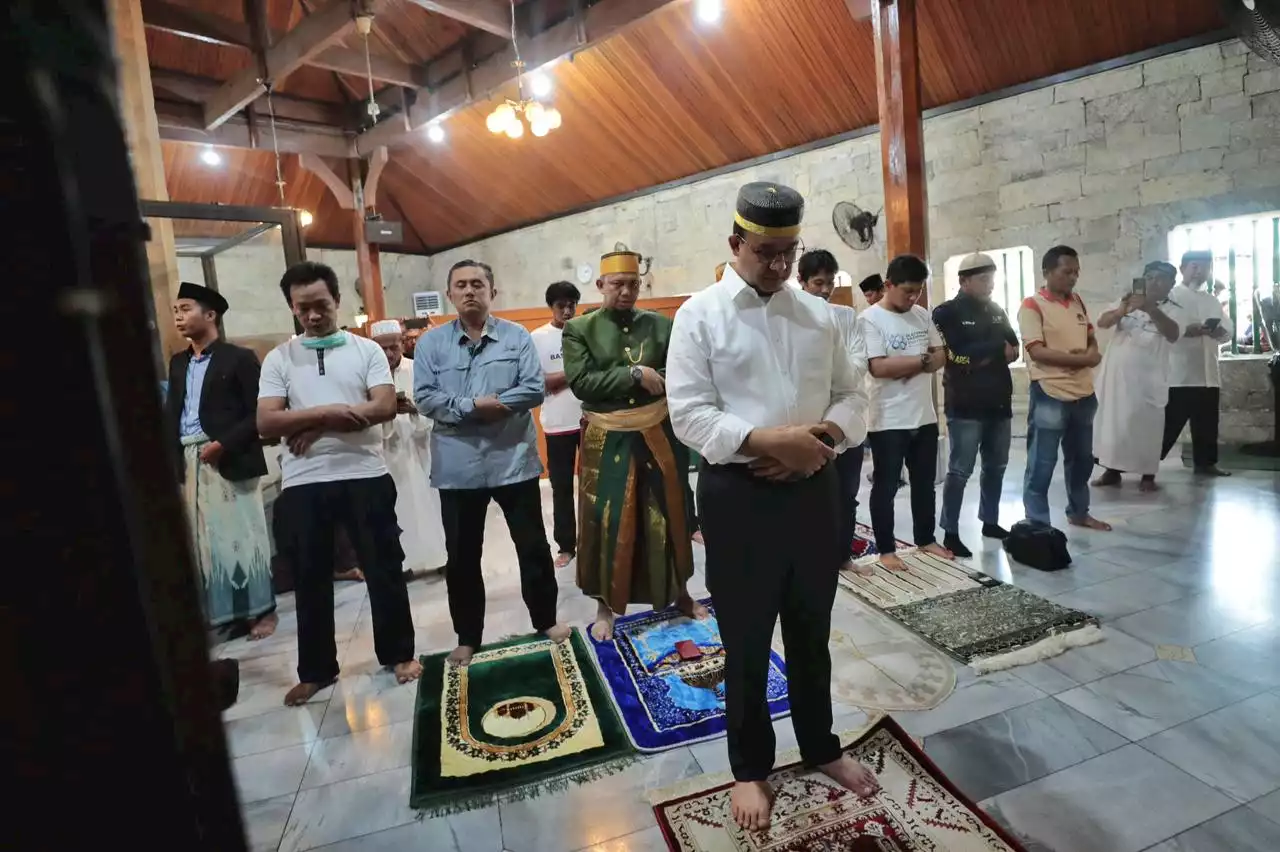 Salat Berjemaah di Masjid Tertua Sulsel, Anies: Insyaalah Jadi Penguat Persaudaraan