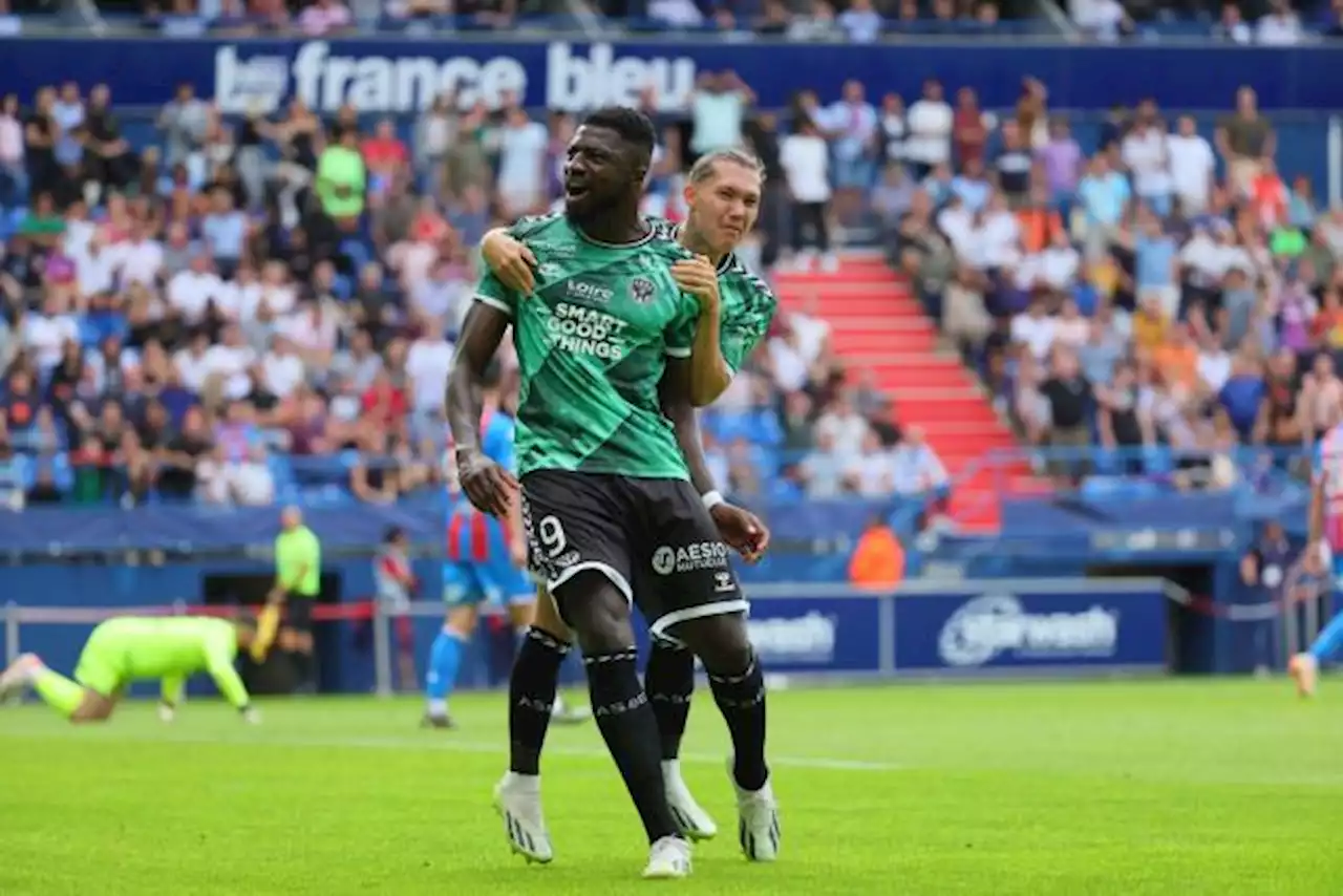 Laval renverse Guingamp et reste leader, Saint-Etienne vainqueur à Concarneau en Ligue 2