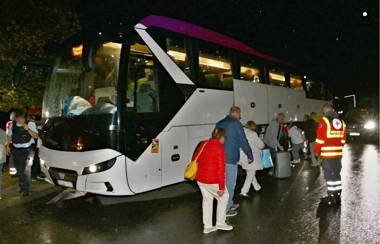 Busfahrer lässt 42 Senioren abends auf Parkplatz stehen − und fährt einfach weg