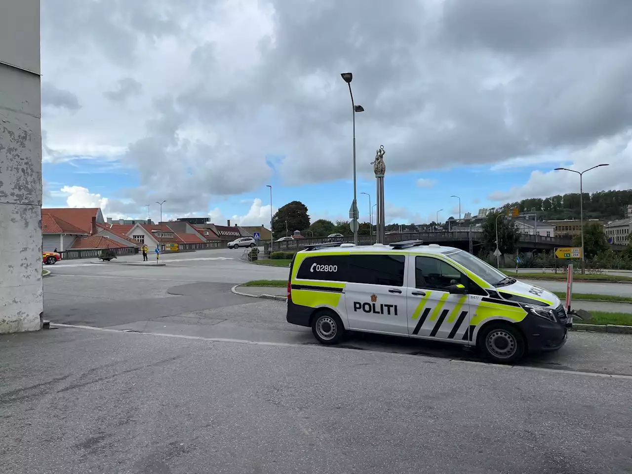 Fire personer funnet bevisstløs i Halden sentrum – politiet ber folk holde seg unna