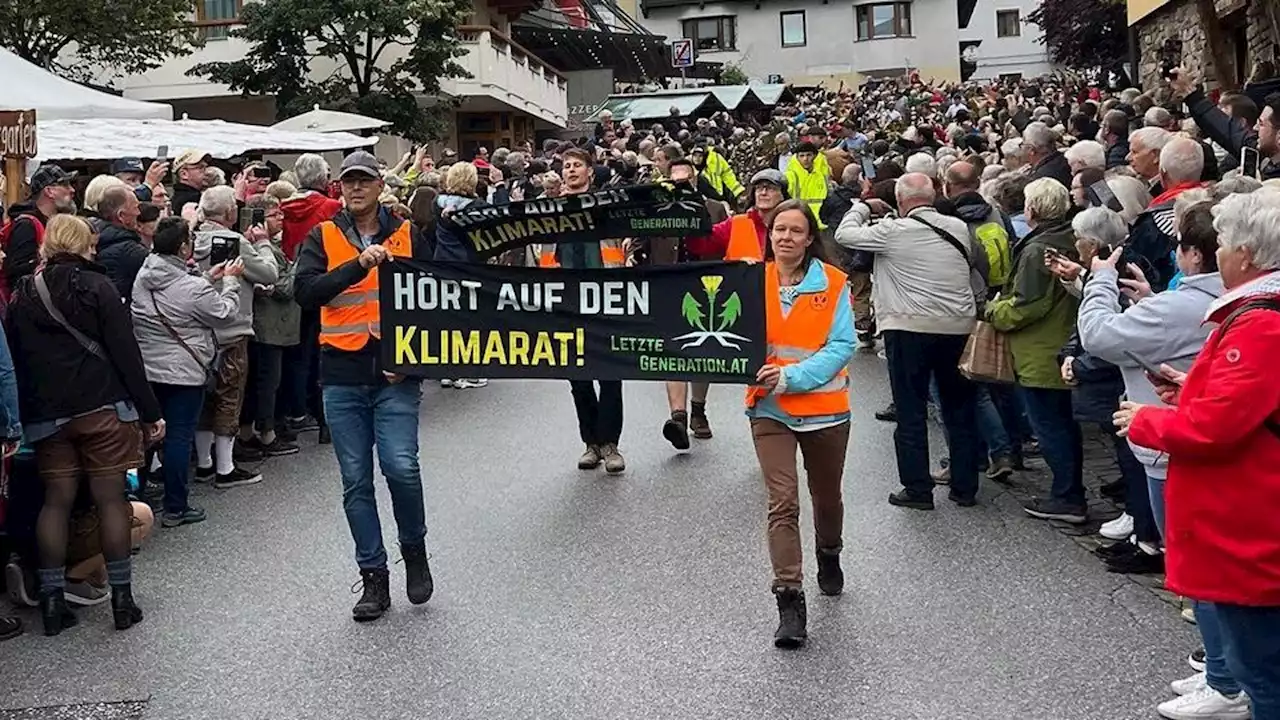 Kurios: Klima-Kleber stören beim Almabtrieb in Tirol