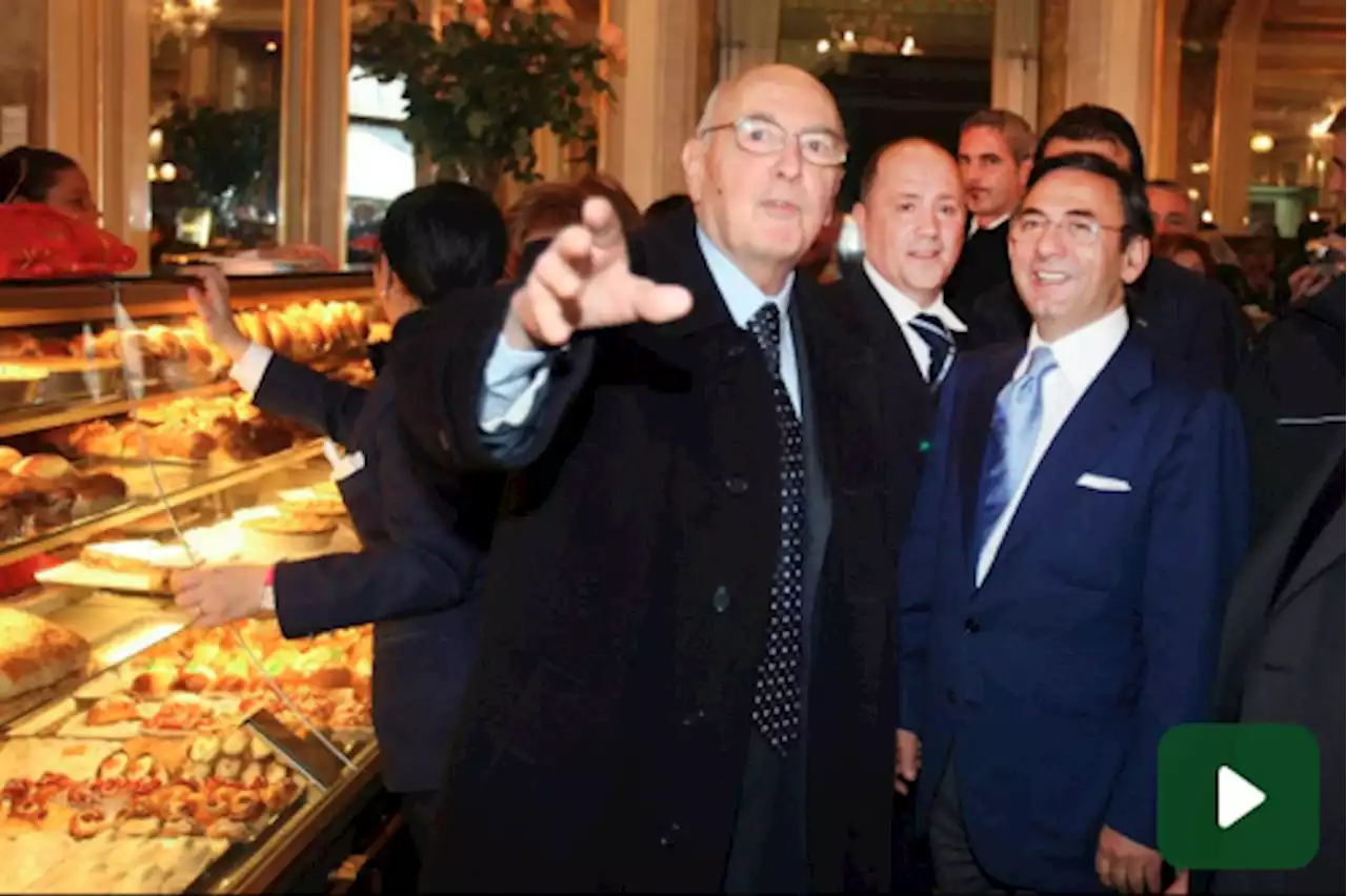 Napoli, al Caffè Gambrinus un minuto di silenzio per Giorgio Napolitano