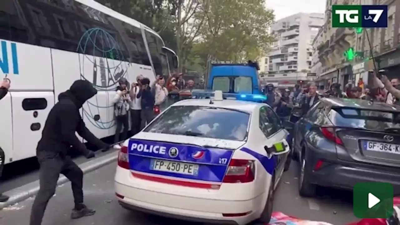 Parigi, manifestanti prendono a sprangate l'auto della polizia