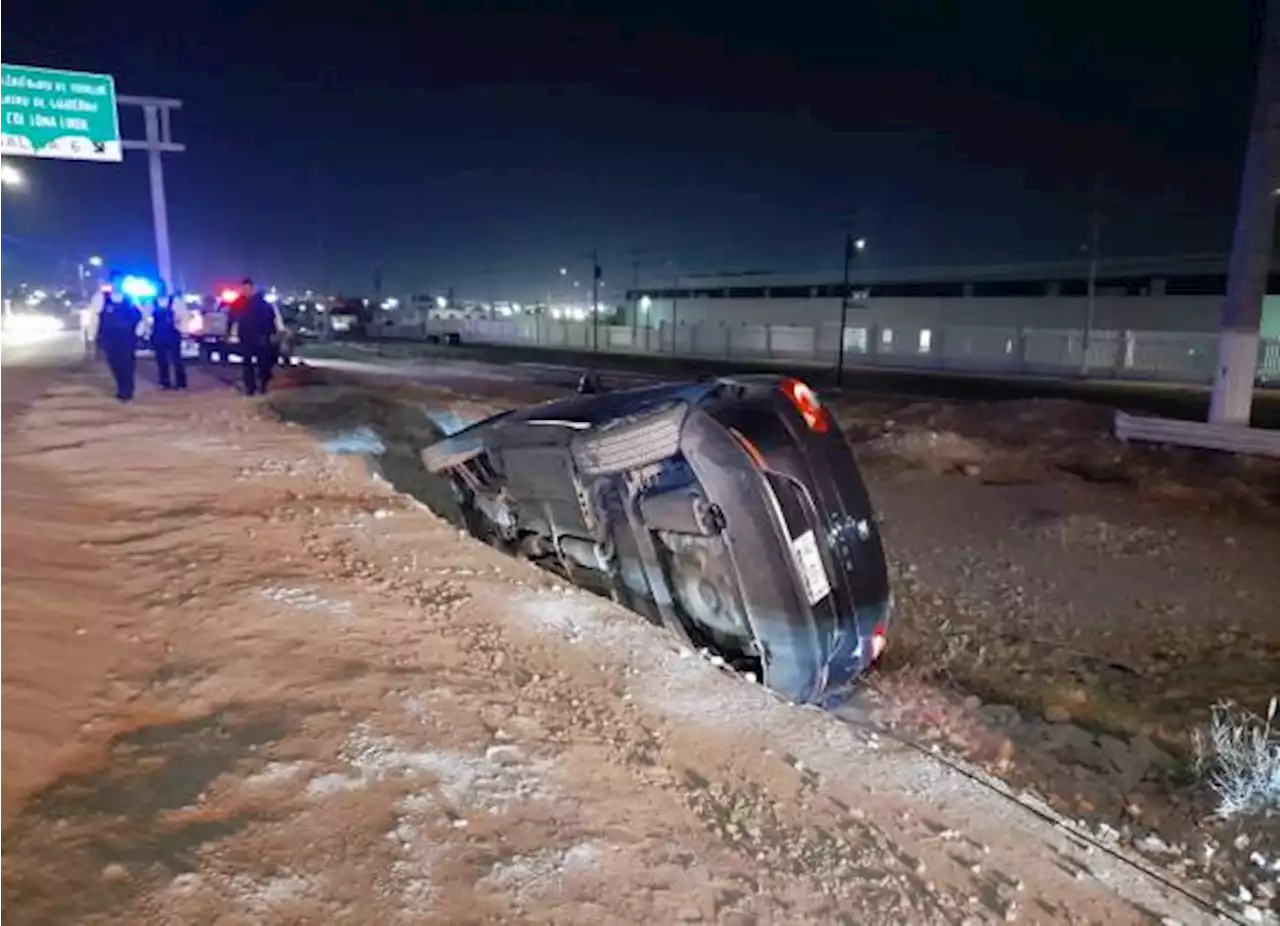 Conductor cae en peligrosa zanja frente a la colonia Misión Cerritos de Saltillo