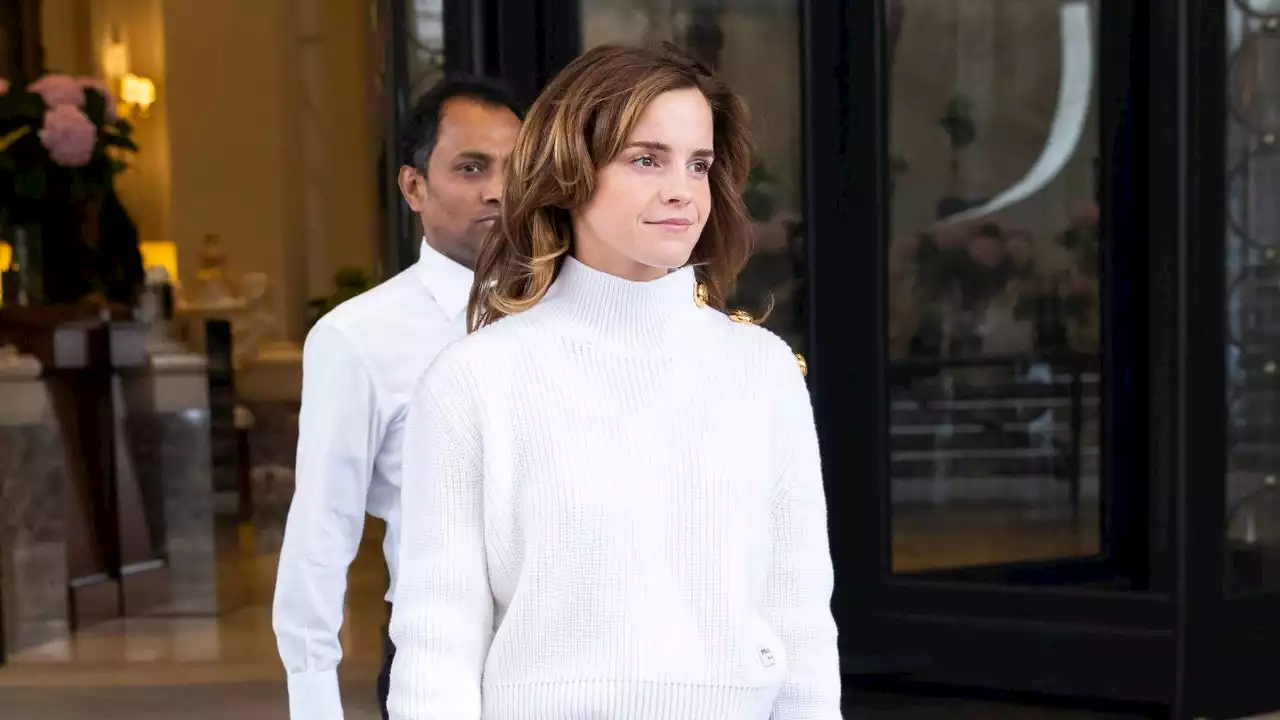 Emma Watson roba suspiros con un elegante look de minifalda y stilettos