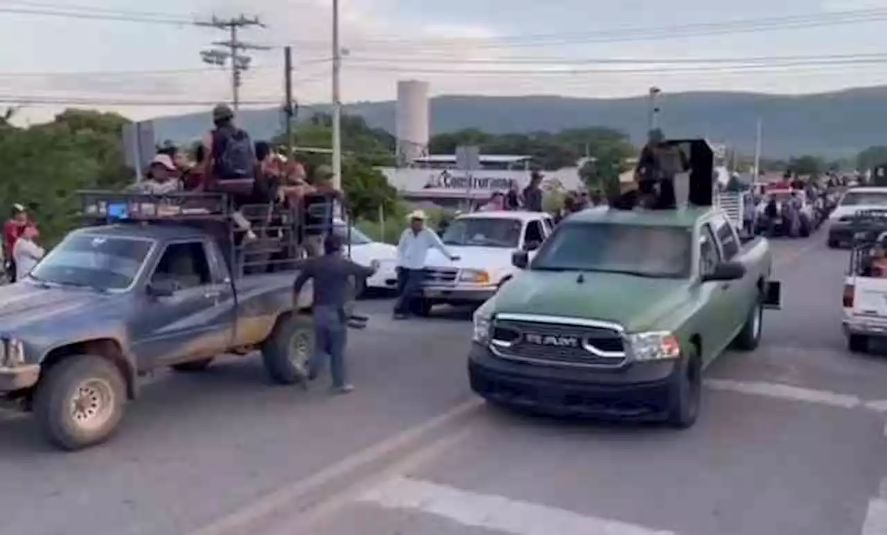 Vitorean a hombres armados del Cártel de Sinaloa en Chiapas; desfilan en carretera