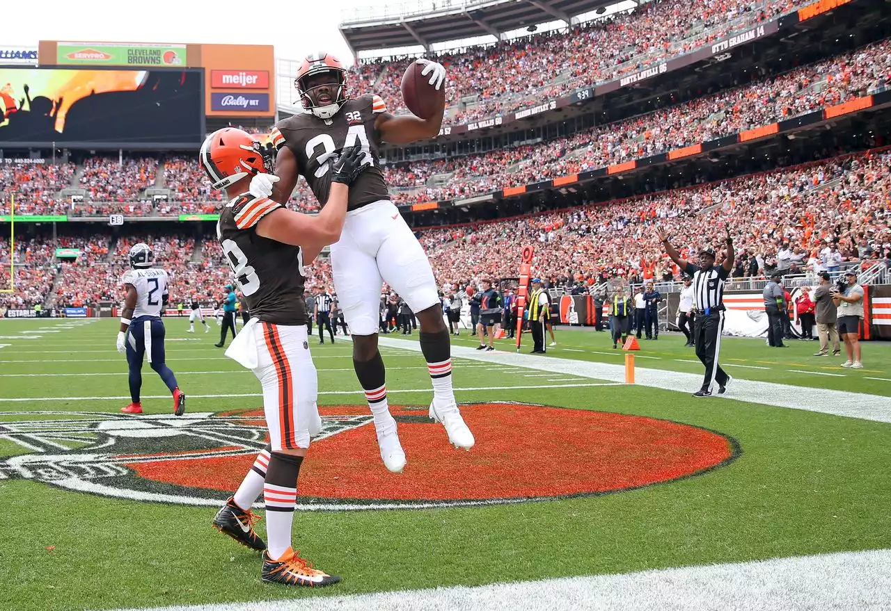 Deshaun Watson and Myles Garrett come up big as Browns rout Titans, 27-3, to improve to 2-1