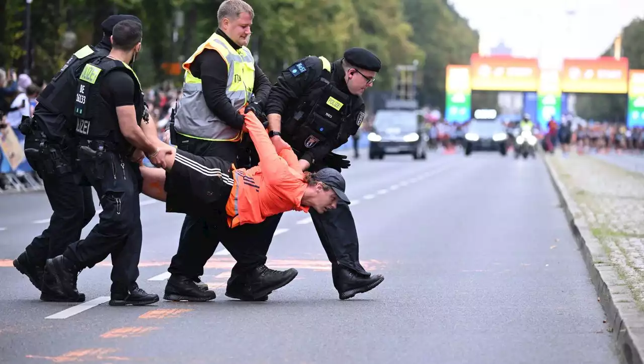 Protest beim Berlin-Marathon: Letzte Generation schüttet Farbe auf die Straße