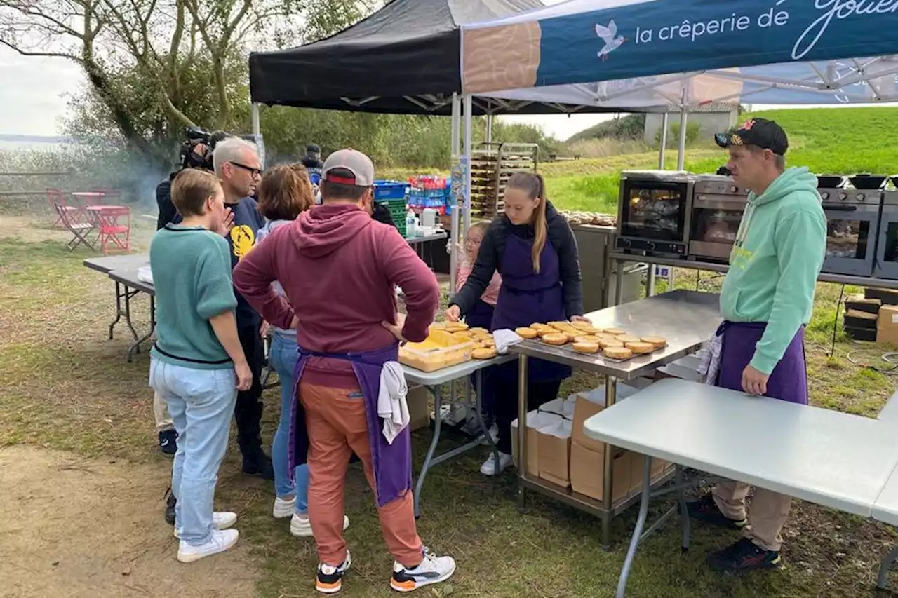 Ces deux chefs bretons préparent 800 burgers au homard sur la plage