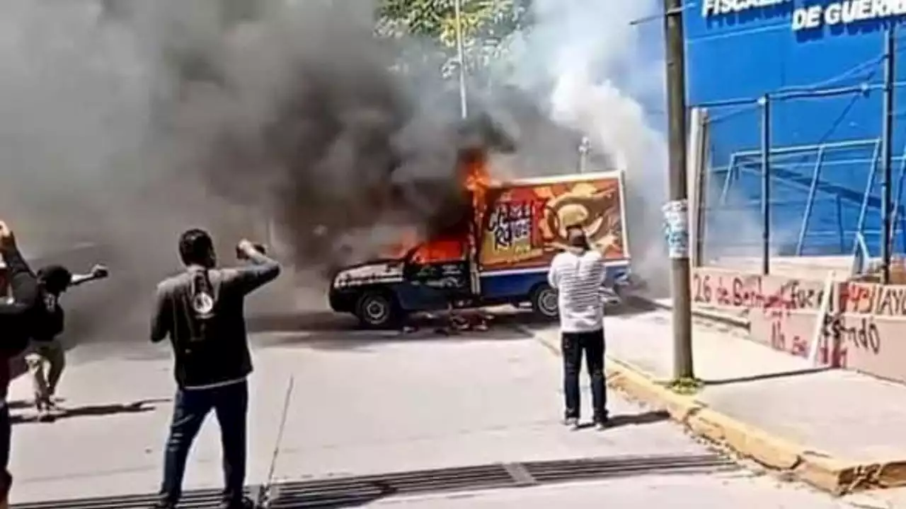 Autopista del Sol: normalistas realizan bloqueo a nueve años de las desapariciones de Ayotzinapa