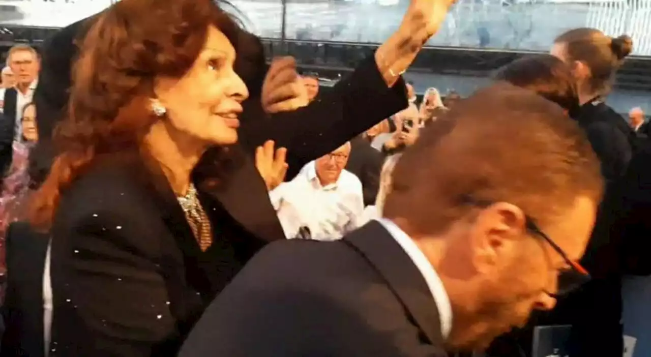 Sophia Loren all'Arena di Verona, ovazione al momento dell'ingresso con Sangiuliano: «Qui il simbolo della bellezza dell'Italia»