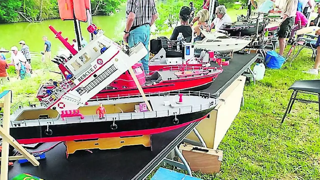 Petits bateaux grandeur nature au lac