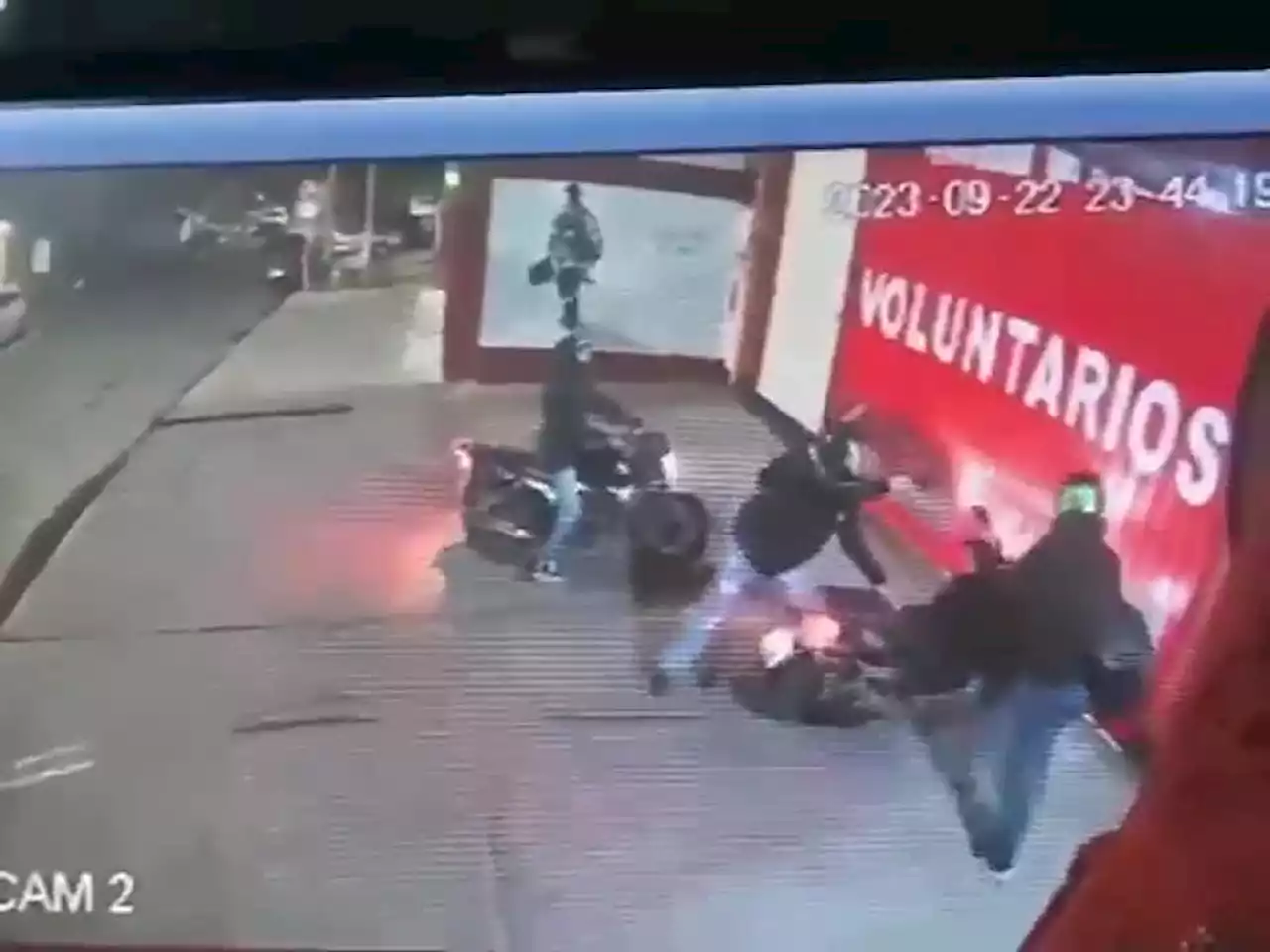 A metros de un destacamento policial: asaltaron a un bombero voluntario cuando llegaba al cuartel y le robaron la moto