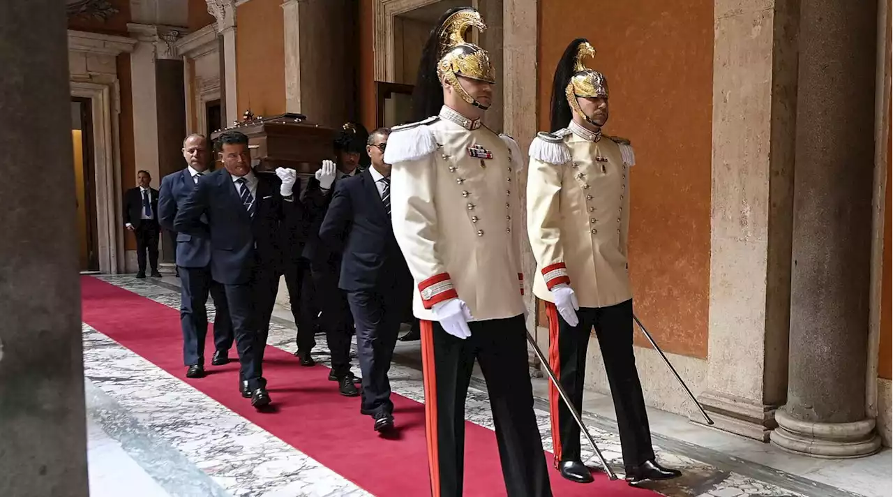 Giorgio Napolitano, aperta la camera ardente al Senato | Presenti anche Mattarella e La Russa