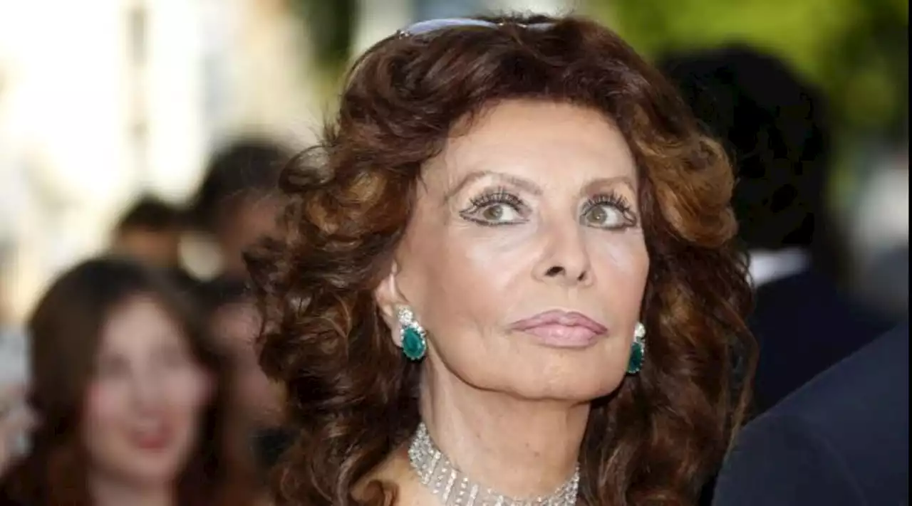 Sophia Loren caduta in casa, diverse fratture: operata all'anca