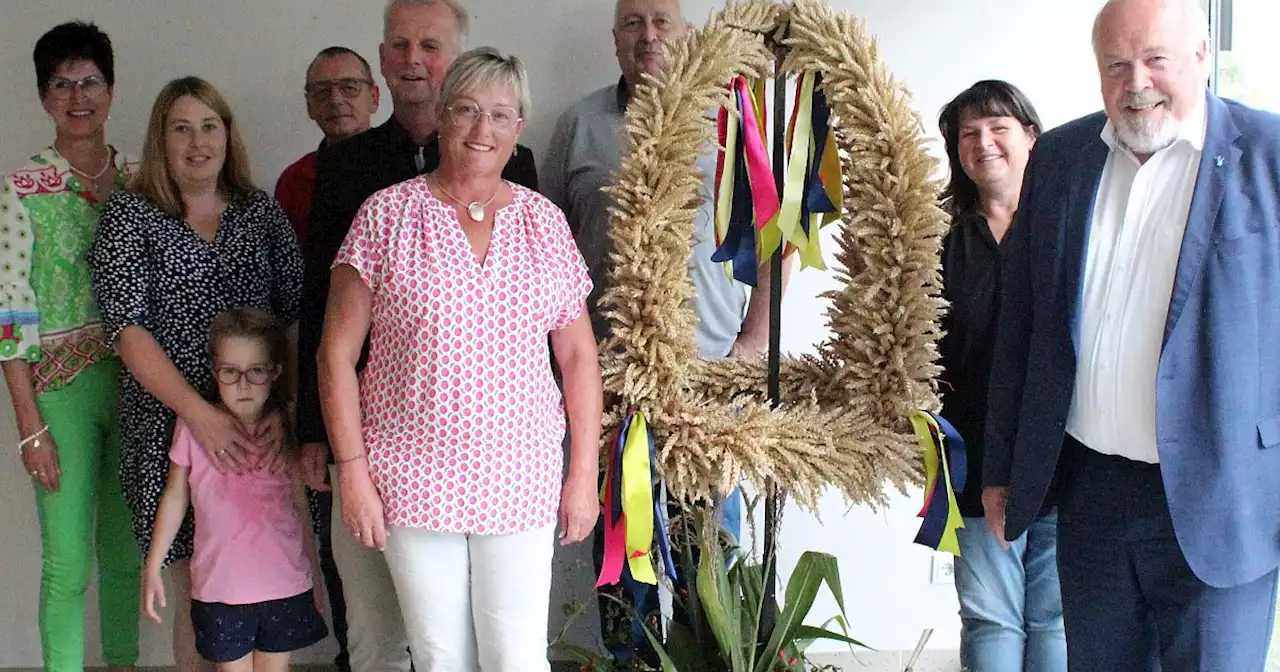 Landfrauen überreichen der Gemeinde Kirchlengern die Erntekrone