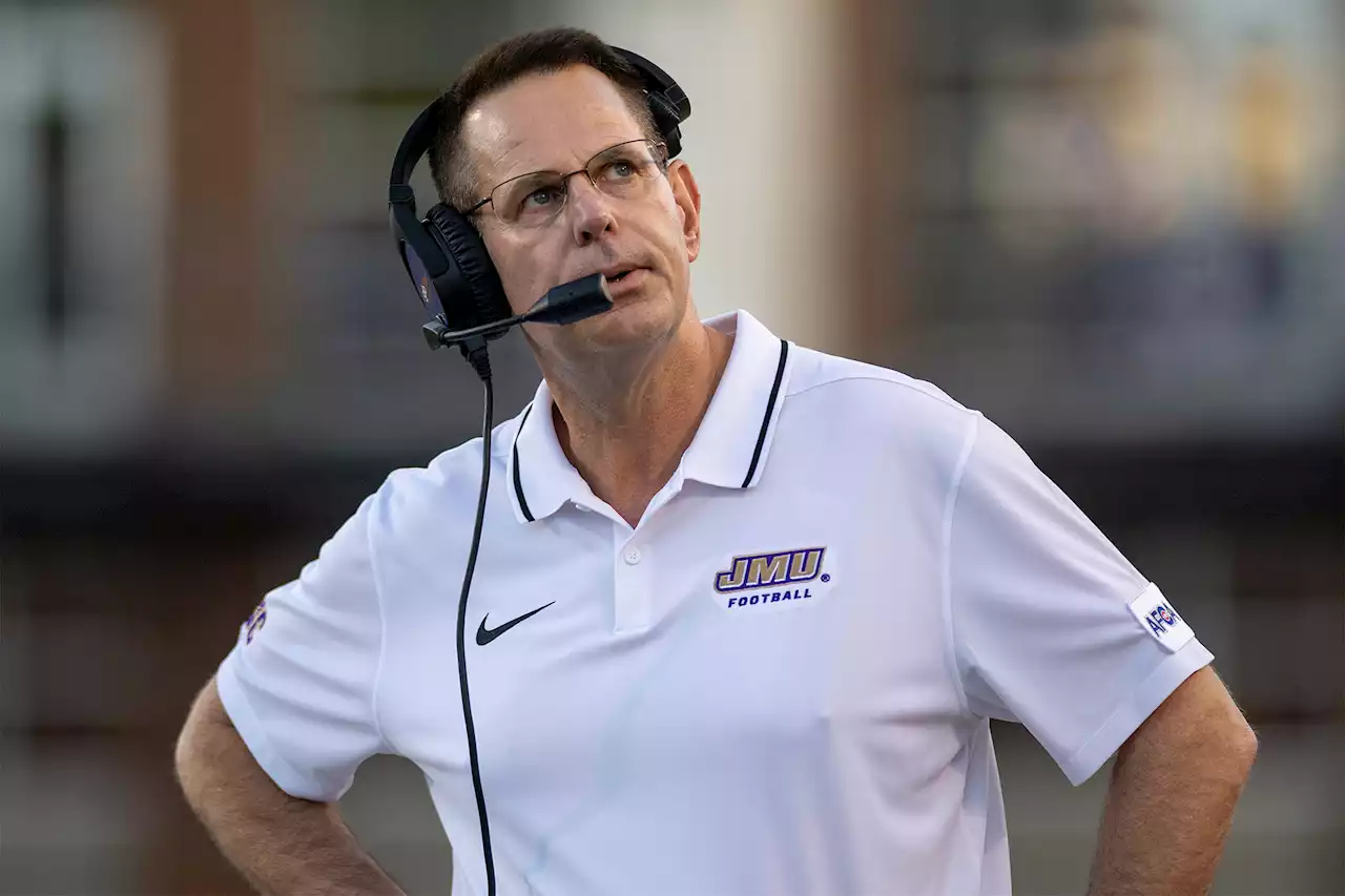 James Madison coach pulls out cell phone to complain about call to refs