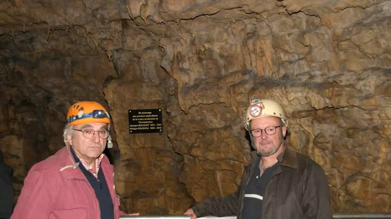 Une plaque en hommage aux premiers explorateurs de rivières souterraines en Deux-Sèvres