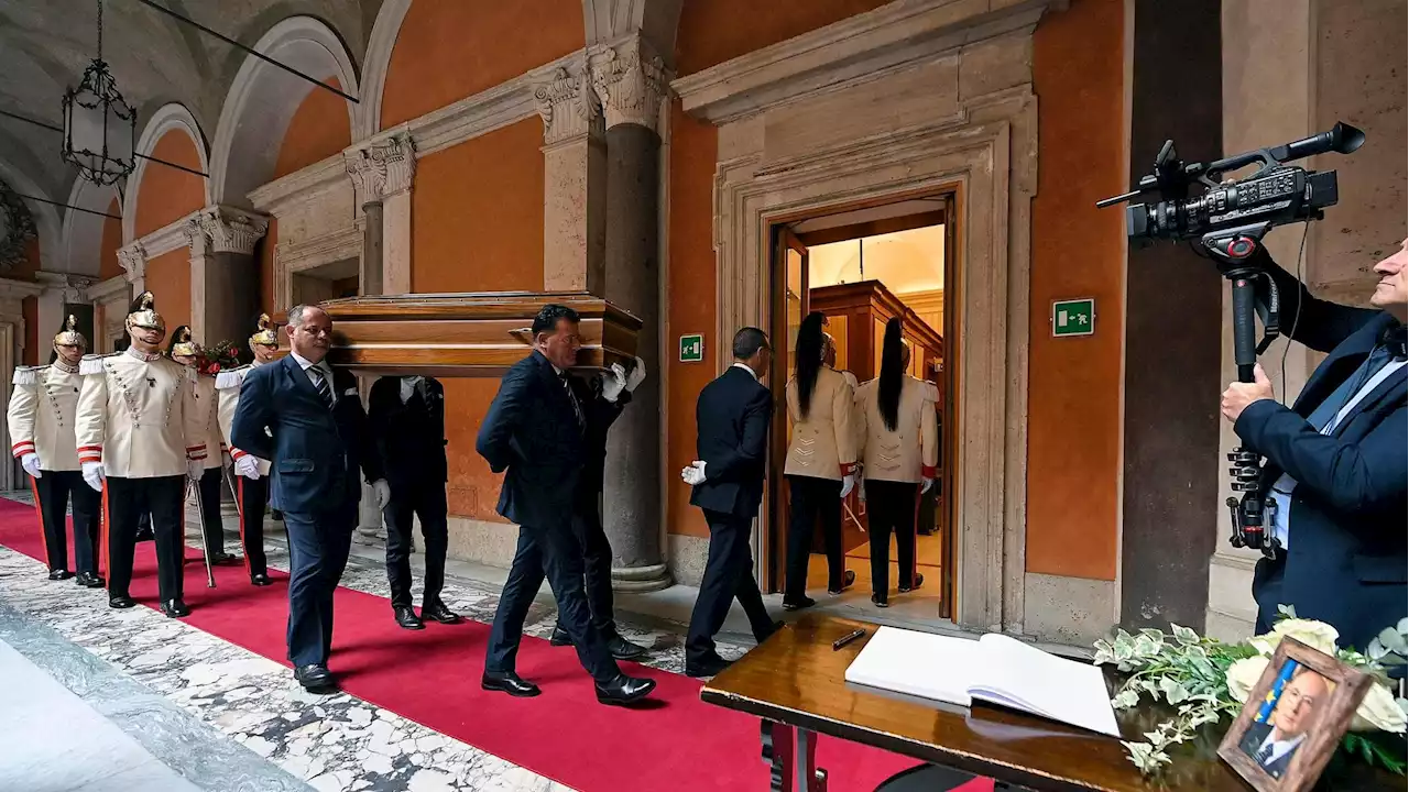 Napolitano, la camera ardente in Senato. L’omaggio di Mattarella, il feretro scortato dai corazzieri