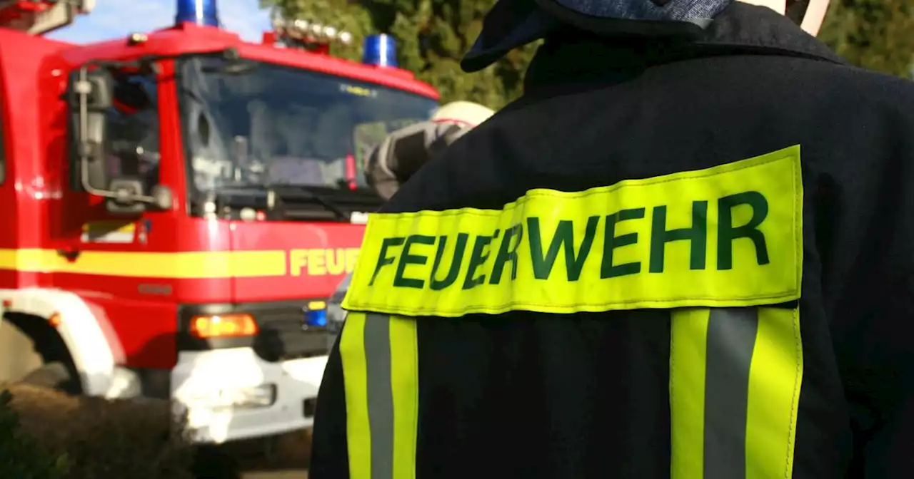 Brand in Dortmund: Autowracks, Container und Reifen geraten auf Schrittplatz in Brand