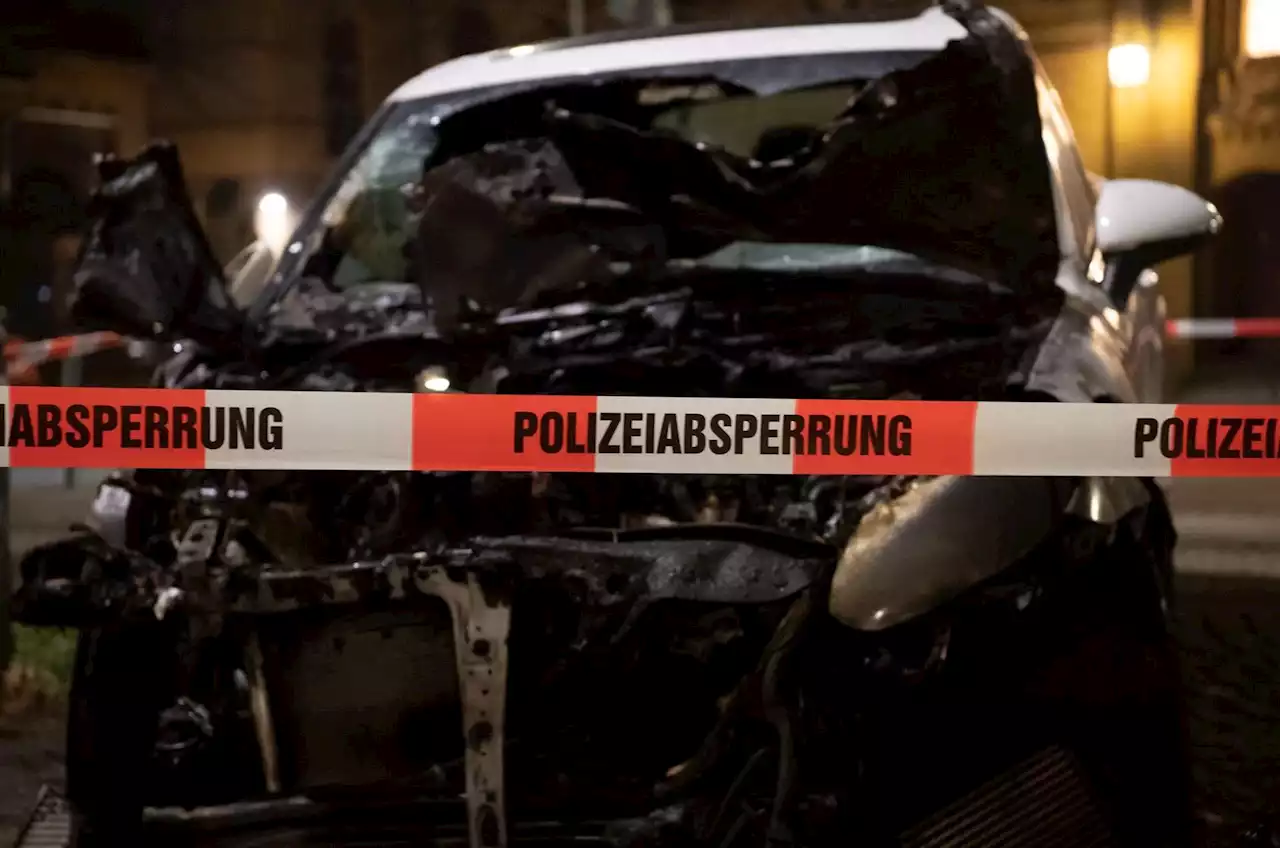 Autowracks und Reifen geraten auf Schrottplatz in Brand