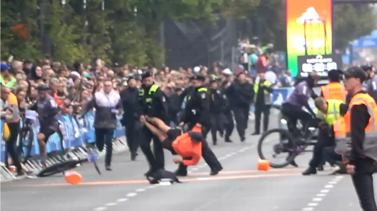 Berlin-Marathon: Polizei schleift Klimakleber der Letzten Generation vor dem Start von der Strecke