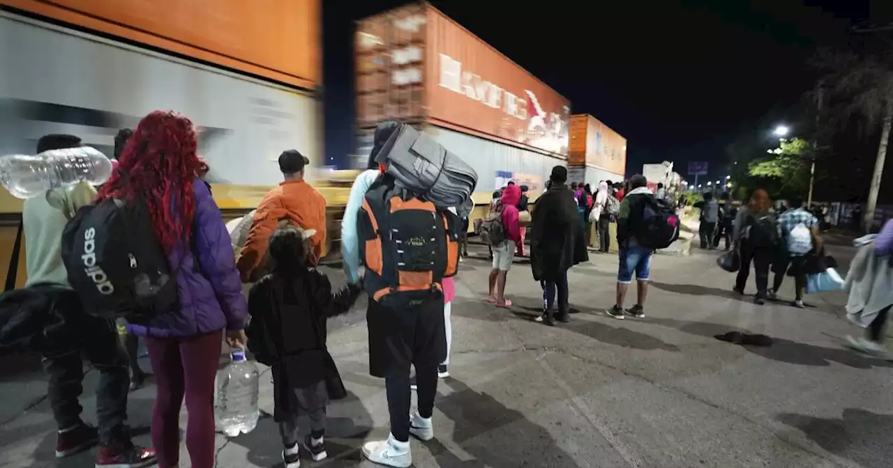 Migrantes que intentan llegar a EEUU atraviesan México en tren entre cifras históricas de migración