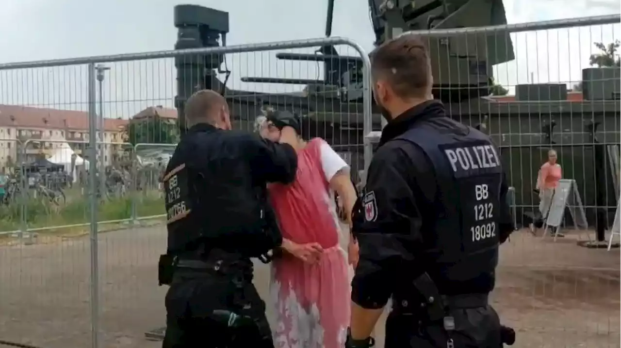 Blendschlag, „umgelegt“, Hände verstaucht : Ermittlungen gegen Brandenburger Polizisten