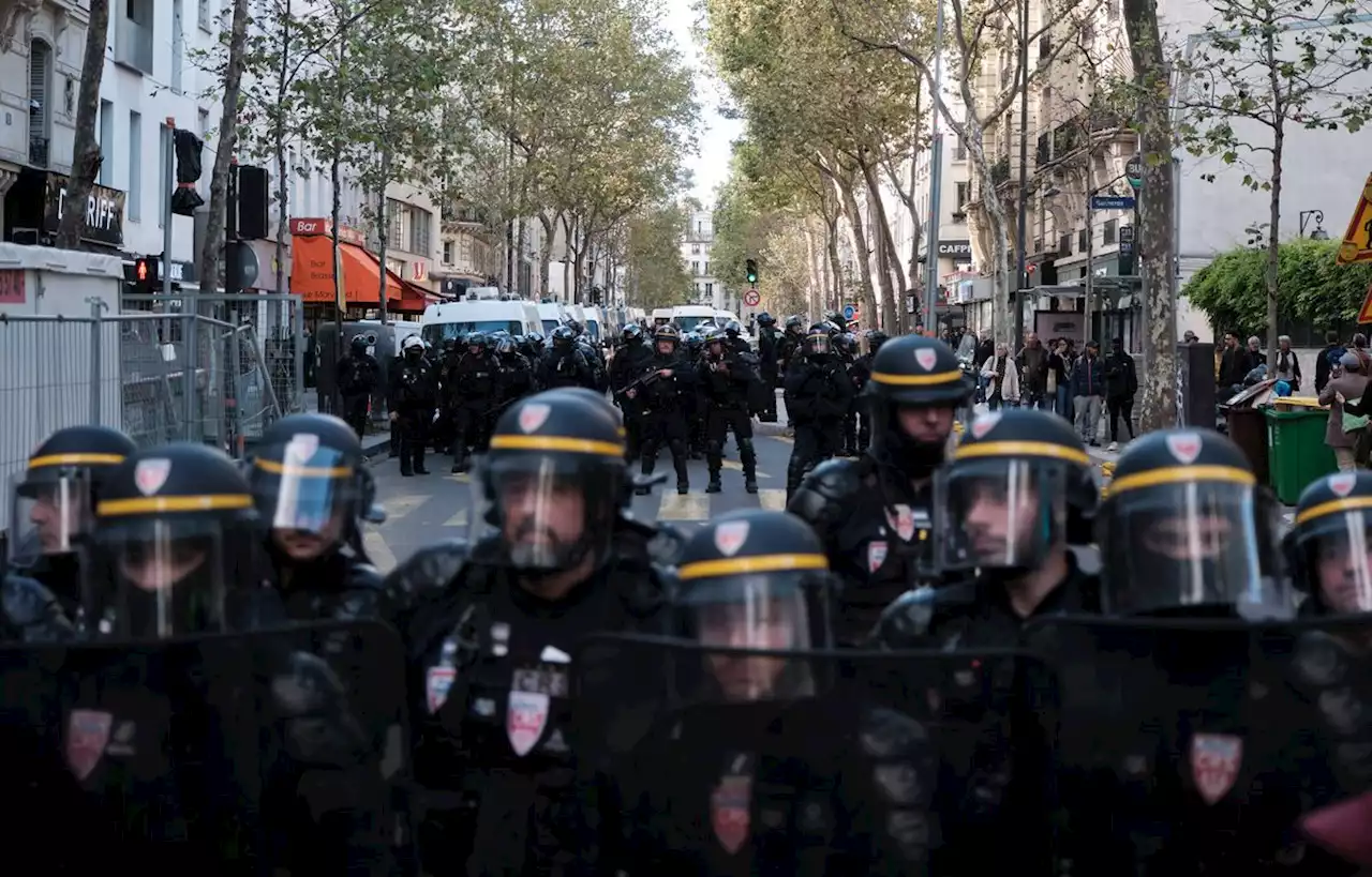 Trois gardes à vue après la voiture de police attaquée samedi à Paris