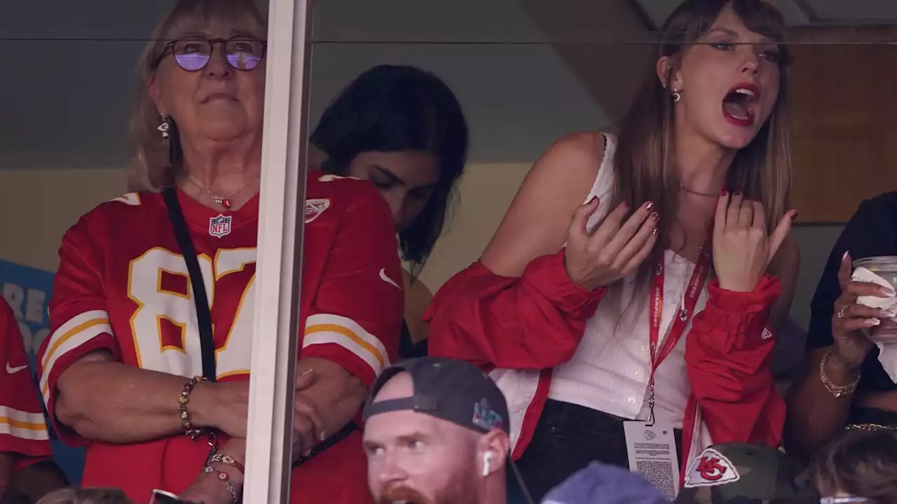 Taylor Swift turns out to see Travis Kelce, Kansas City Chiefs play Chicago Bears