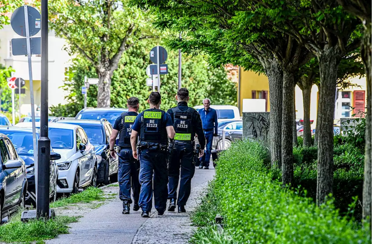 Berlin-Wilmersdorf: Familie prügelt erst auf sich ein, dann auf Polizisten