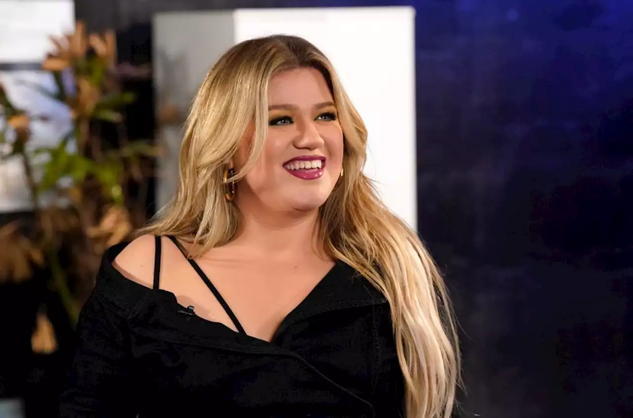 Kelly Clarkson Surprises Las Vegas Busker With Tina Turner Performance