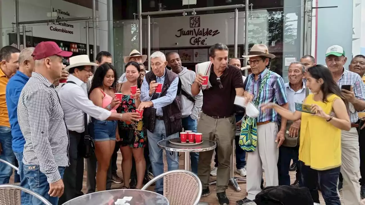 Con una protesta simbólica caficultores cuestionan lo poco que les pagan hoy por el grano