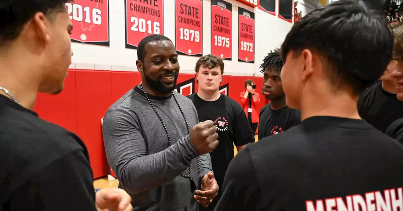 Niles West welcomes alum, football great Rashard Mendenhall, two-time Super Bowl player, to Skokie school