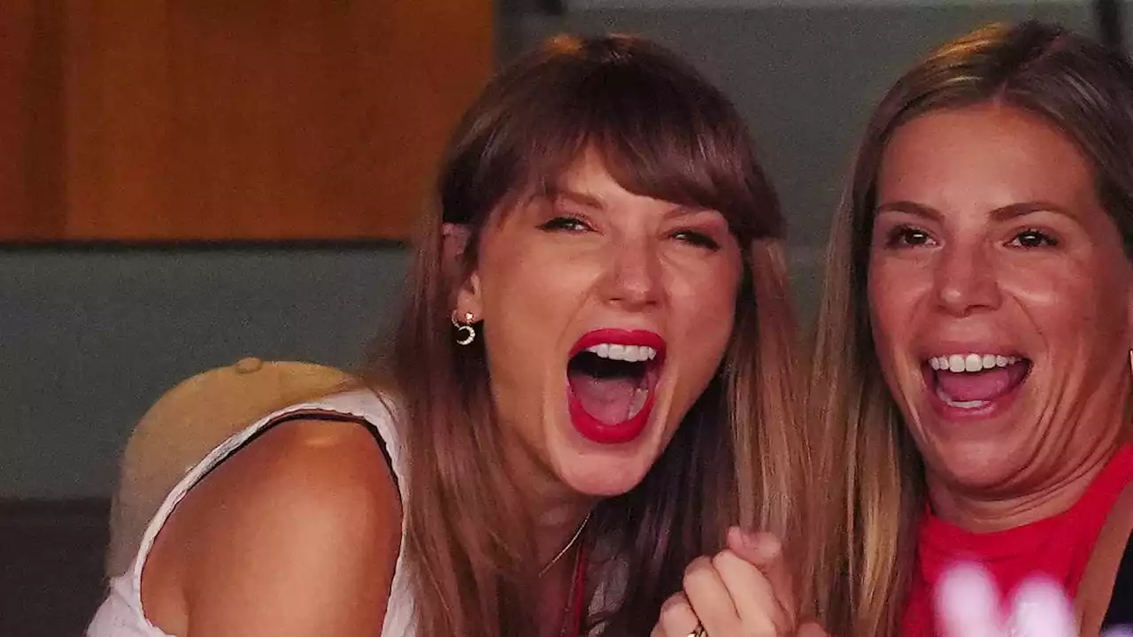 Taylor Swift fans go wild as she attends Travis Kelce's game