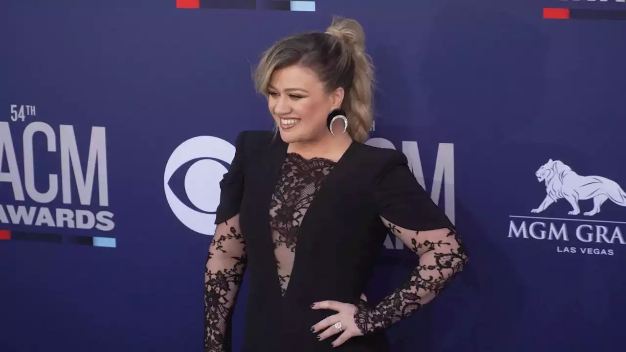 Kelly Clarkson Sings For A Shocked Las Vegas Street Performer