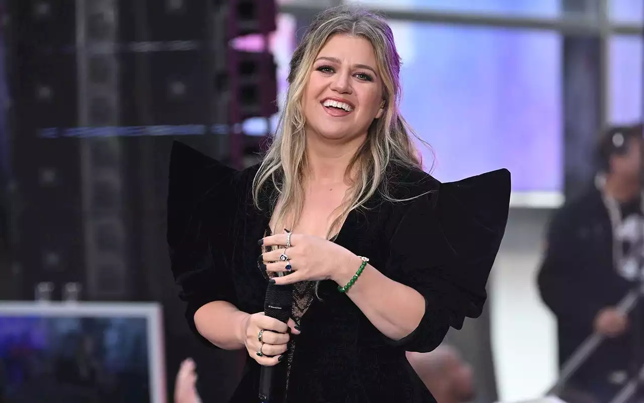 Kelly Clarkson joins Vegas street musician in surprise performance ahead of iHeartRadio Music Festival